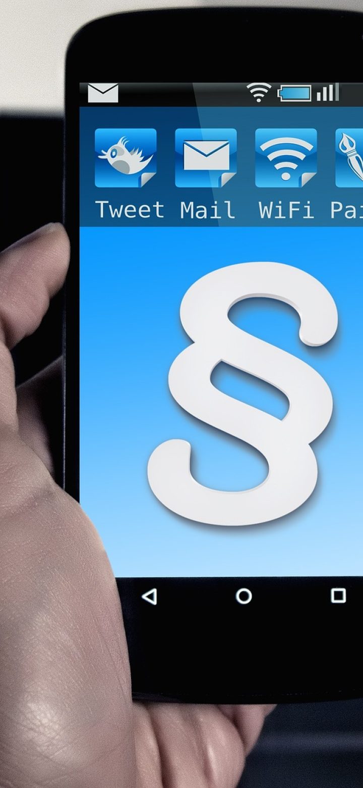老王视频 App 播放页截图，画面占据屏幕上半部，下方是进度条与清晰度选项，粉紫色控件在暗色背景上泛着微光